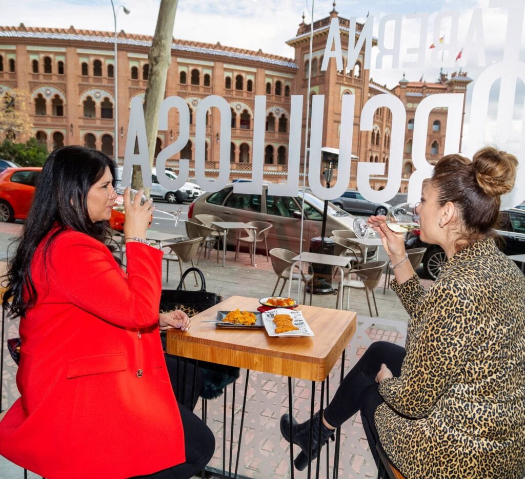 Clientes disfrutando de una comida en la terraza de Taberna Orgullosa, barrio Salamanca.