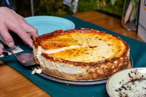 Tarta de queso cremosa servida en Taberna Orgullosa, Madrid.