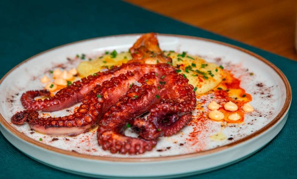 Pulpo braseado con cremoso de patata en Taberna Orgullosa, barrio Salamanca.